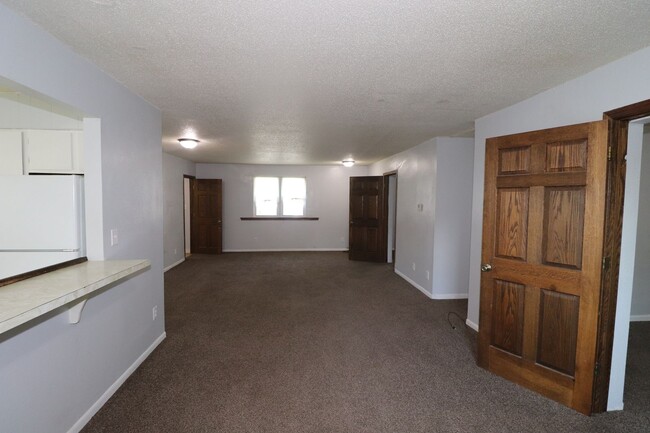 Building Photo - Spacious duplex for rent!