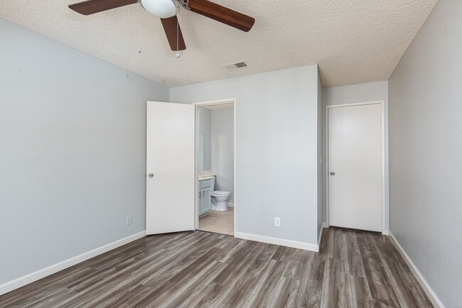 Building Photo - Second story unit overlooking pool in luxury Canyon Gate guard gated community