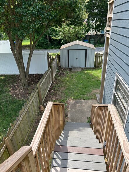 Building Photo - 1103 Oakwood Ave