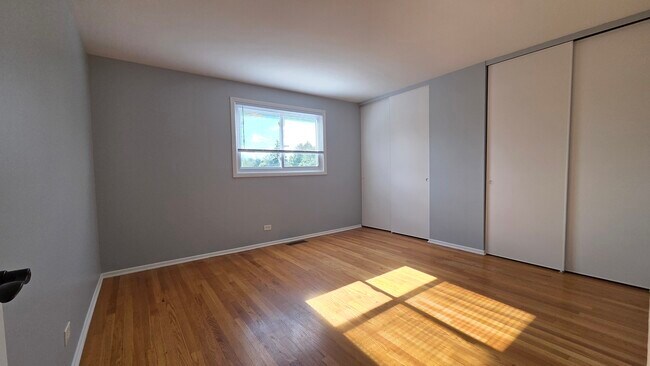 Building Photo - 553 W Park Ave