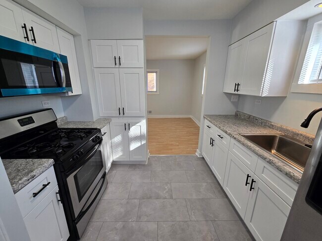 Building Photo - 324 Rosewood Ave