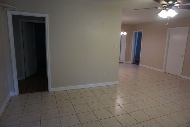 Building Photo - Beautiful 3 Bedroom House Behind Midtown