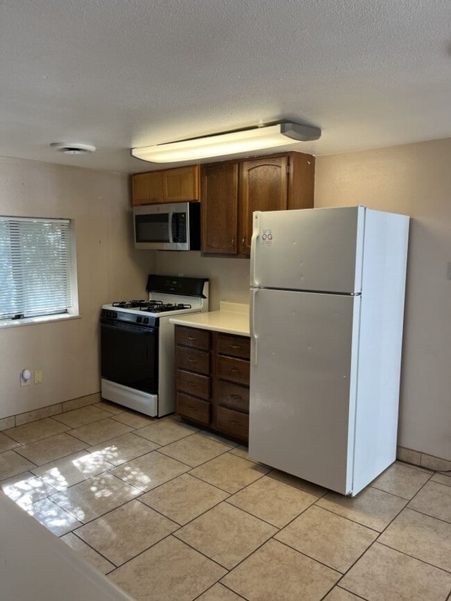 Building Photo - STUDENTS WELCOME! Spacious Ranch Home Across from City Park!