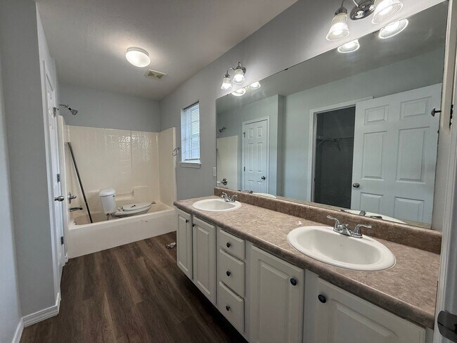 Building Photo - Pensacola - Springfield - 3 bedroom, 2 bathroom
