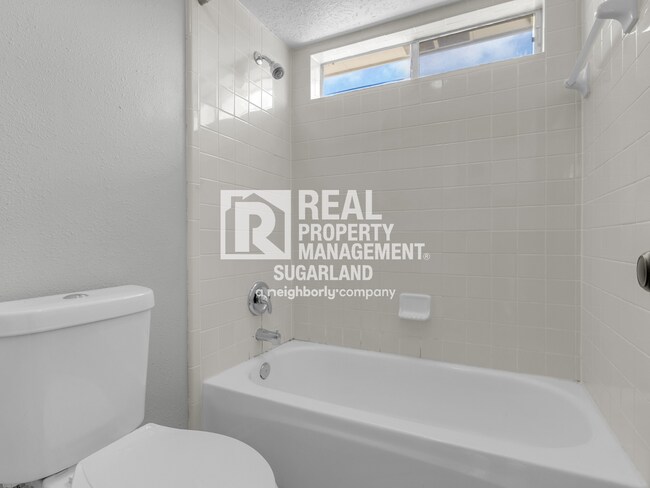 Building Photo - Executive Living in the Heart of Sugar Land
