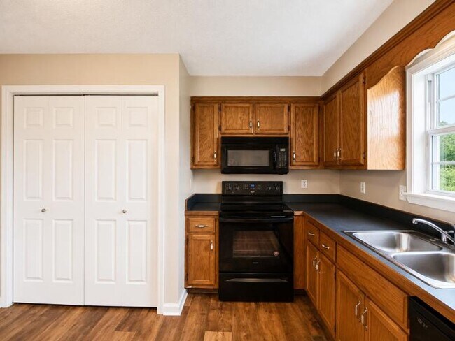 Building Photo - $1250 - 3 Bedroom 1.5 Bath Ranch Home