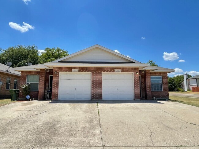 Building Photo - Charming 3/2 Duplex with Garage — No Carpet, Fenced Yard!