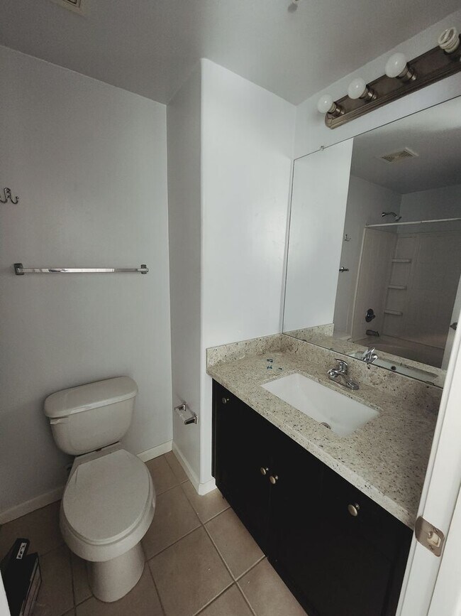 Building Photo - Lovely Parkside Townhome!