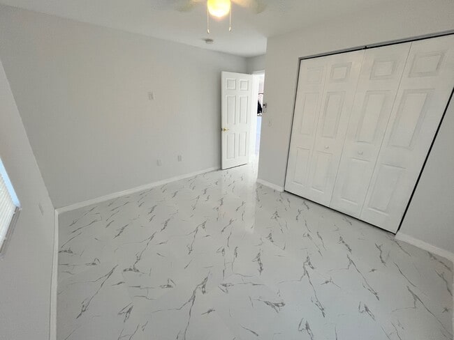 Building Photo - 2025 W Bermuda Rd