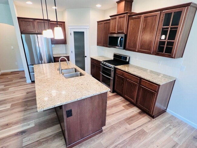 Building Photo - Stunning 5 bedroom W/Bed & Full Bath on Main Floor