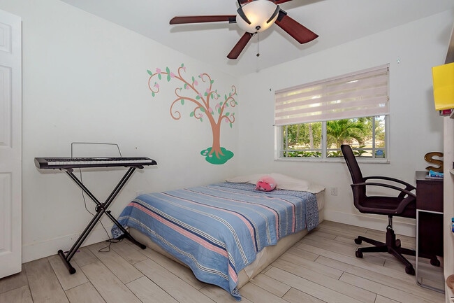 Building Photo - 16931 SW 5th Ct