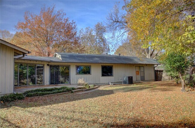 Building Photo - Beautiful Ranch-Style Rental in Marion Gar...