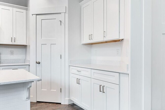 Building Photo - ROW END TOWNHOUSE W 2 CAR GARAGE + AMENITIES