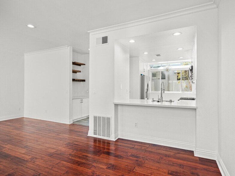 Building Photo - 501 Herondo St
