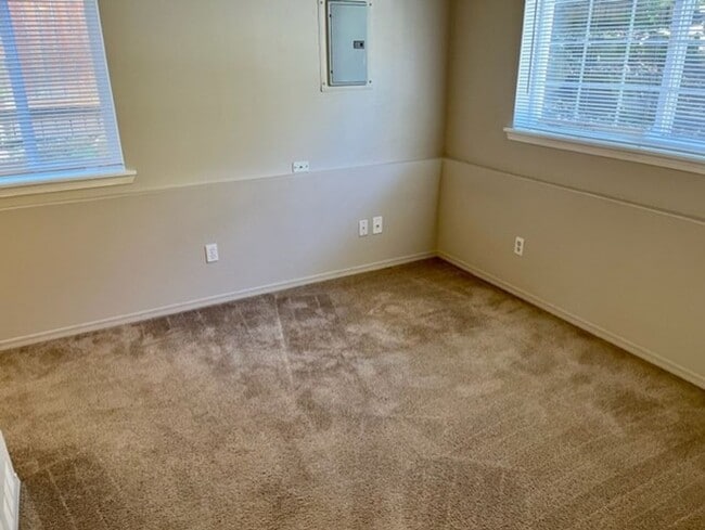 Building Photo - Greenwood Townhome