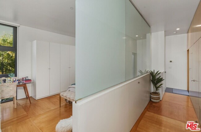 Building Photo - 1849 Fox Hills Dr