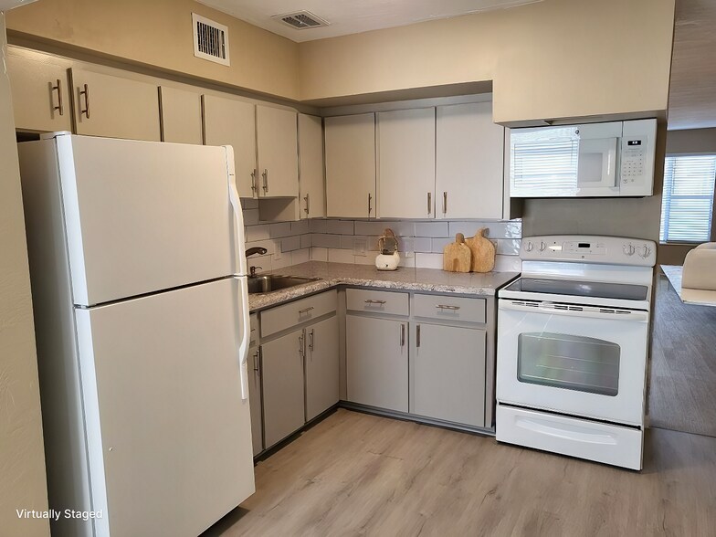 Kitchen - 2451 Canadian Way