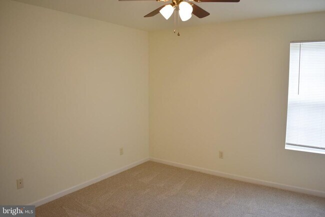 Building Photo - 2752 Roosevelt Dr