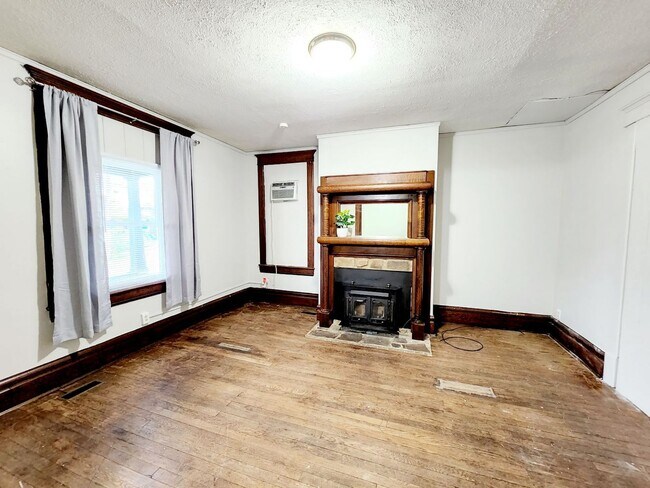 Building Photo - 5 Bedroom/ 2 Bathroom House - Downtown Available - 06/04/2026