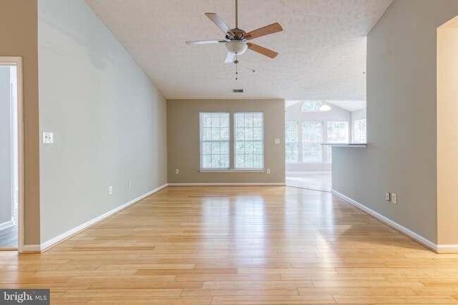 Building Photo - 2 bed 2 bath condo in sought after Piney O...