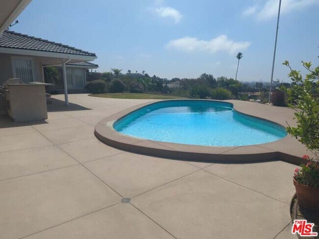 Building Photo - 1156 Las Pulgas Pl