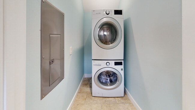 Building Photo - $1725 per Bedroom | 4BR/4BA Off-Campus Hom...
