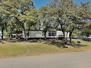 Building Photo - MOVE IN READY NOW! COUNTRY OASIS!
