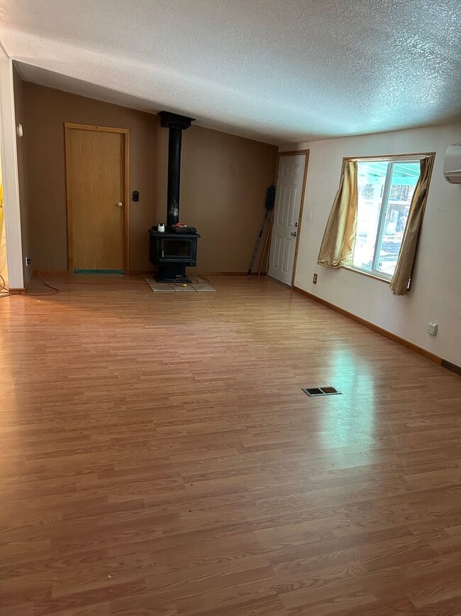 Building Photo - Cute Home Close to Everything