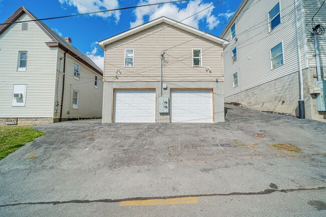 Building Photo - 3 Bedroom/ 1.5 Bathroom House -Near WVU Ma...