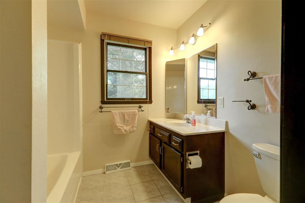 Full Bath - 1140 S Bluemound Dr