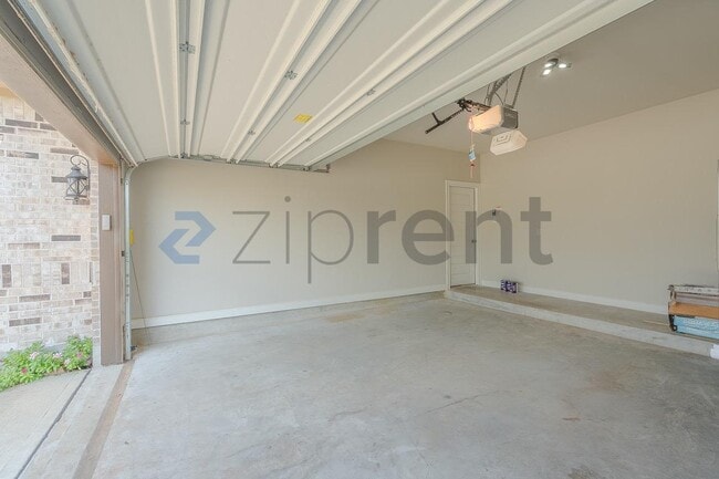 Building Photo - Unit