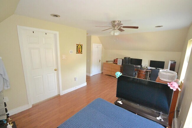 Third Floor Master Bedroom - Bedroom 4 - 7 Central St