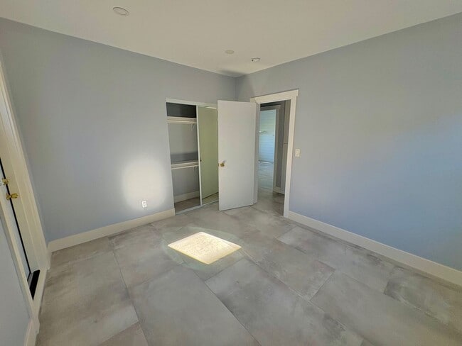 Building Photo - Bright and fresh Lawndale front house