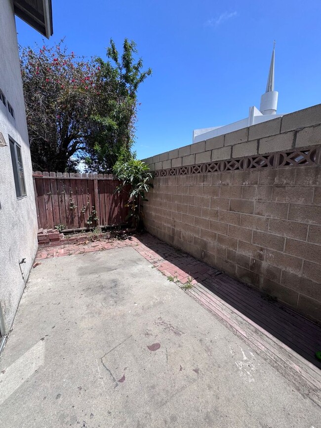 Building Photo - 2 Bedroom 1.5 Bath Attached unit available