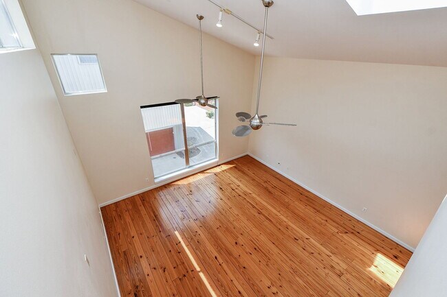Building Photo - 824 Robin St