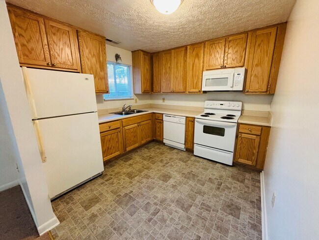 Building Photo - 3 Bedroom, 2 Bath Apartment