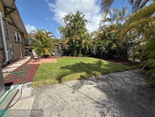 Building Photo - 5025 SW 64th Ave