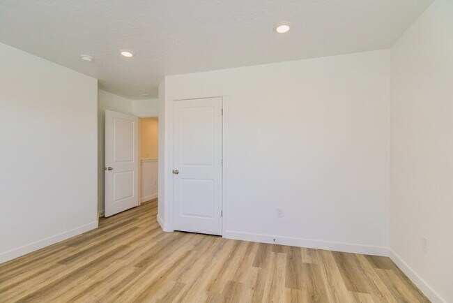 Building Photo - 1163 100 S