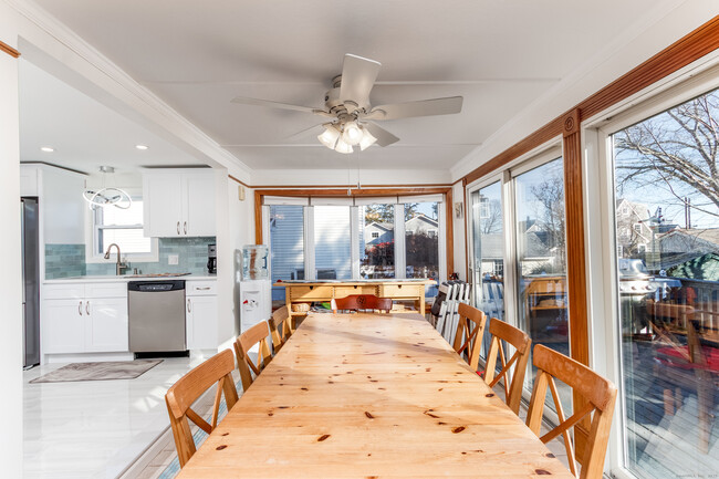 Building Photo - 18 Bay St