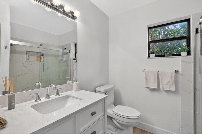 Building Photo - 235 SW 29th Ave