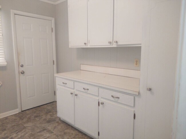 Building Photo - Large 2 bedroom 2 bathroom house with 1 ca...