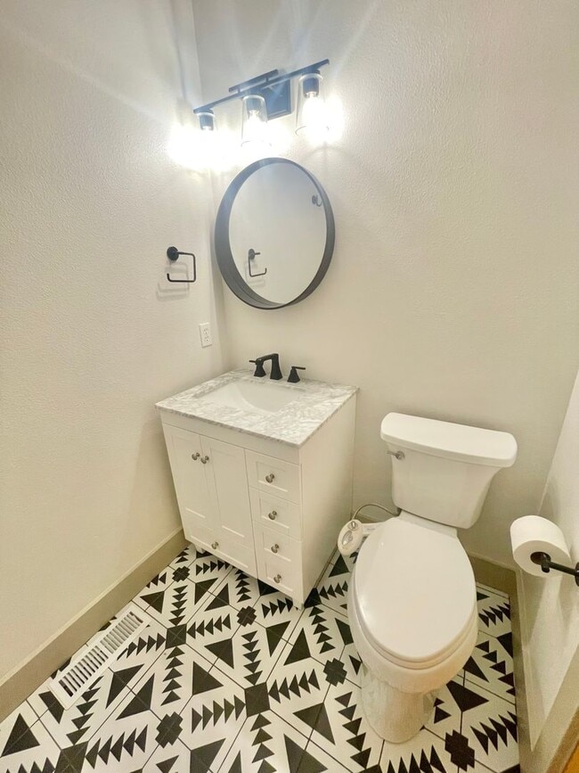 Building Photo - AVAILABLE NOW 3 BD 3.5 BA Townhome in Fremont