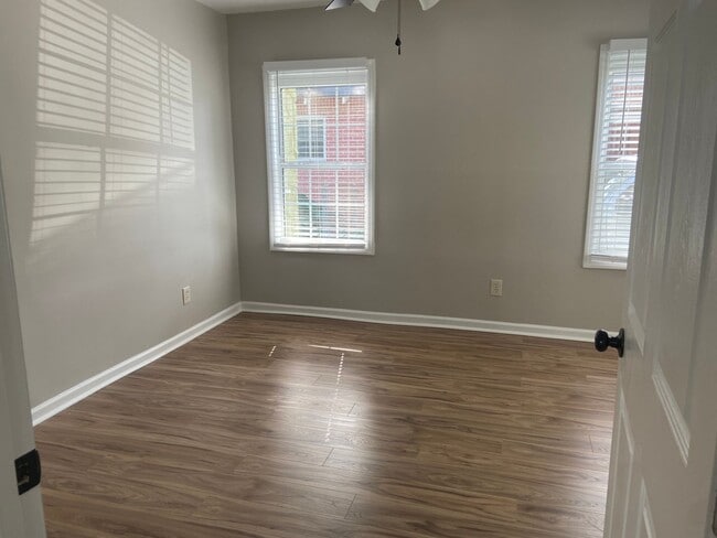Building Photo - 3 BED | 2 BATH | MIDTOWN | FENCED YARD