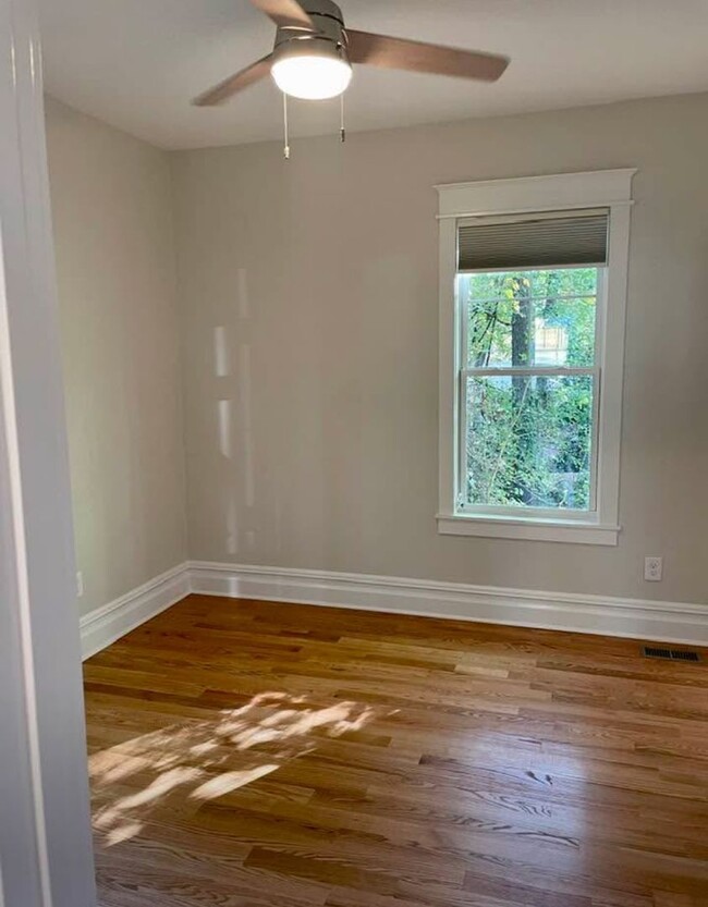Building Photo - Beautiful picturebook 2 bed/1.5 bath cotta...