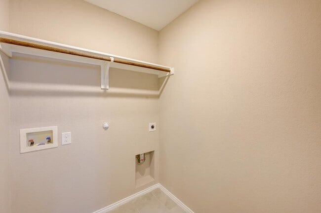 Building Photo - 8409 Holw Bnd St