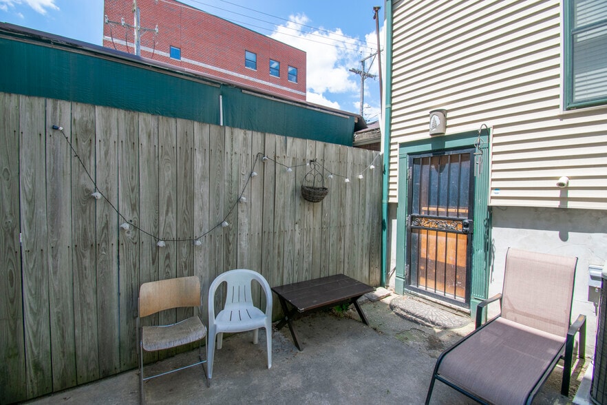 Building Photo - 2736 W Evergreen Ave