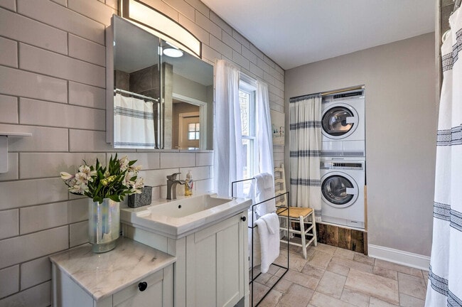 Building Photo - 240 Farmhouse Ln