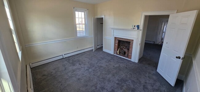 Building Photo - 72 Common St