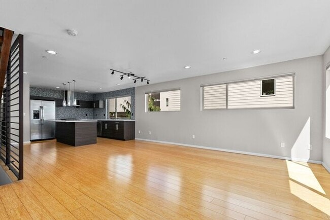 Building Photo - Air Conditioned Judkins Parkside Townhome ...