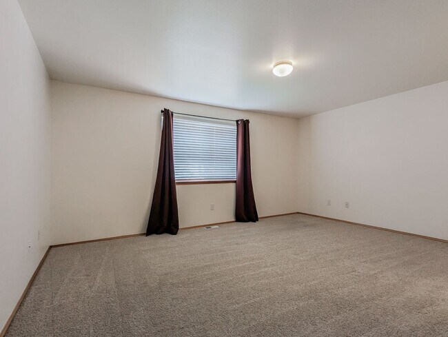 Building Photo - Beautiful 3 bed, 2 bath Rambler with fully...